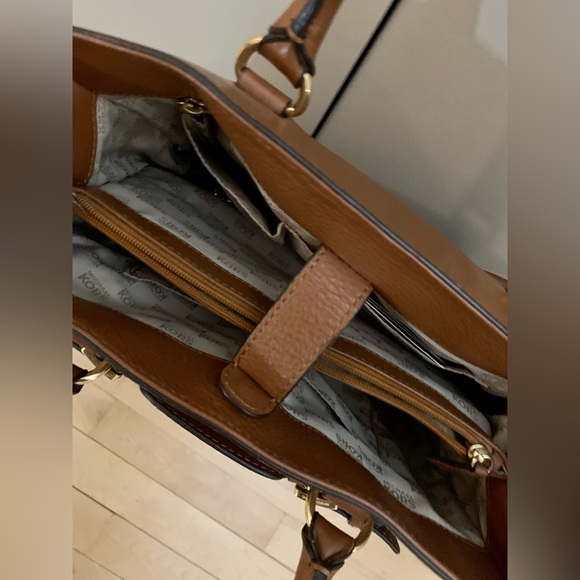 Michael Kors Handbag with Charm - Picture 4 of 12